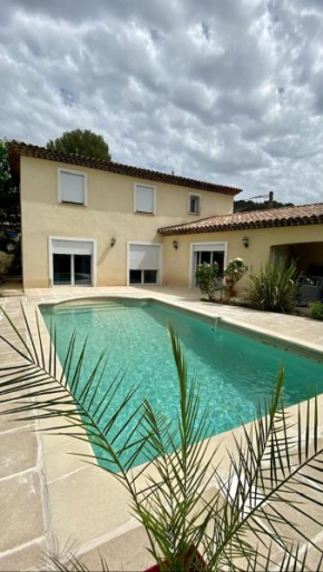 Villa avec piscine privée en lotissement, au centre de Lorgues